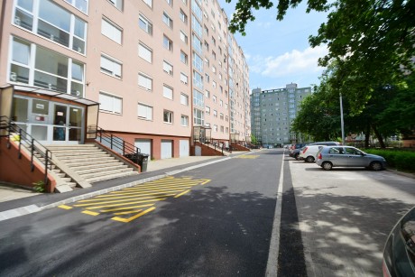 A Kígyó utca 9-12 előtt is elkészült a járda, út és parkolófelújítás